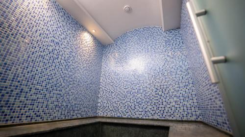 Koupelna v ubytování Mari Suites Hotel