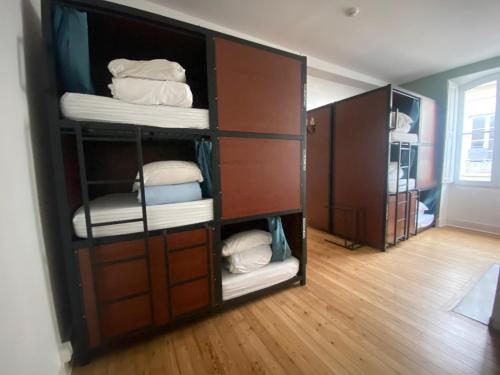 ボルドーにあるHostel20 Bordeauxのクローゼットとタオルを用意しています。