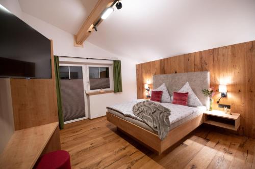 劳里斯Ferienhaus Fahrnberg的一间带床和平板电视的卧室