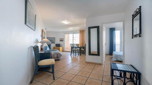 un salon avec un canapé et une table dans l'établissement Le Lamparo N201 - 2P4, au Cap d'Agde