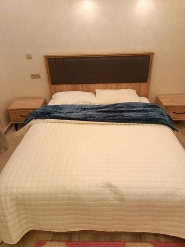 Résidence luxueuse de Vacances avec 2 piscines à Harhoura Rabat - Temaraにあるベッド