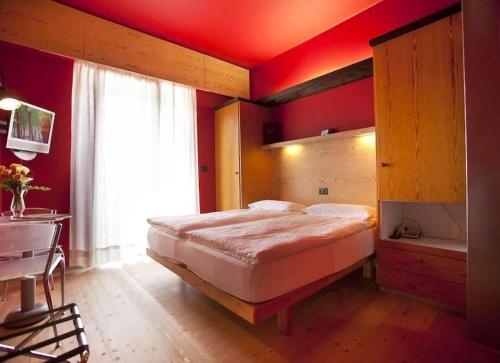 En eller flere senge i et værelse på Hotel Luna Rossa