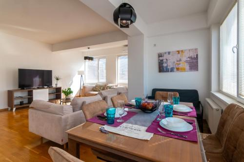TV a/nebo společenská místnost v ubytování BLUE High end Apts by Eluxory