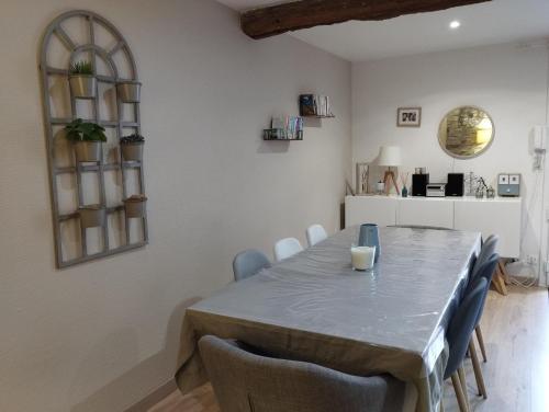 a dining room with a table and chairs at La maison de Marie, cosy et spacieuse - 3 chambres dont une climatisée in Châtillon-sur-Chalaronne