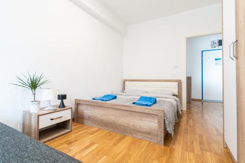 Postel nebo postele na pokoji v ubytování BLUE High end Apts by Eluxory