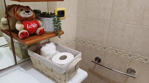 un osito de peluche sentado en un baño en Boat dreams , garden relax, en Matino