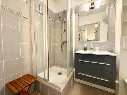 une salle de bain avec douche et lavabo dans l'établissement Appartement studio centre Arcachon 4 pers terrasse, à Arcachon
