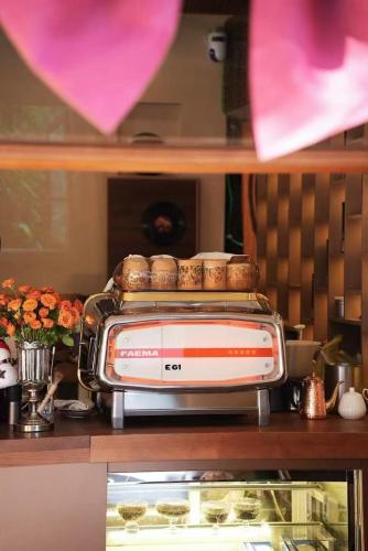 a toaster oven sitting on top of a counter at Jianshui Fanqi Boutique B&B in Jianshui