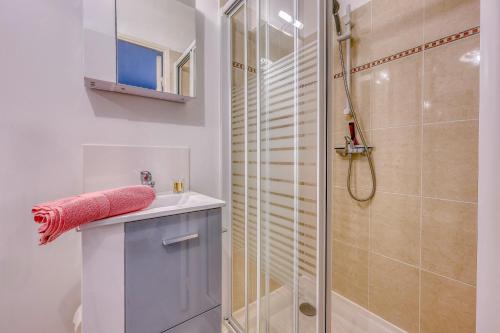 une salle de bain avec une douche, un lavabo et des toilettes dans l'établissement L'Orée du Cap - Climatisé proche plage, à Six-Fours-les-Plages