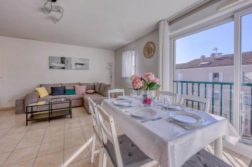 une salle à manger avec une table et un canapé dans l'établissement L'Orée du Cap - Climatisé proche plage, à Six-Fours-les-Plages