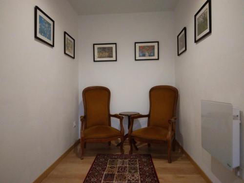 a corner of a room with two chairs and a table at La Petite Houssaye in Villiers-Fossard