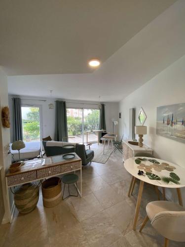 un salon avec un canapé et une table dans l'établissement Studio LA ROCHELLE - LR740-001, à La Rochelle