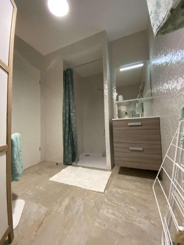 - une salle de bains pourvue d'un miroir et d'une commode dans l'établissement Studio LA ROCHELLE - LR740-001, à La Rochelle