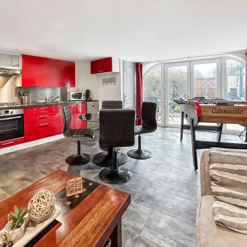 - un salon avec des armoires rouges et une table de ping-pong dans l'établissement Authentique séjour de charme Parc Naturel Du Pilat, à Véranne