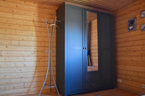 a room with a blue door and a mirror at Feriendorf Blauvogel Blauvogel 054 in Hasselfelde