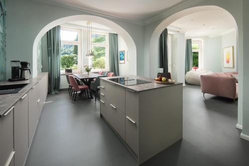 cocina con arco y comedor en Maria Luise, en Bad Harzburg