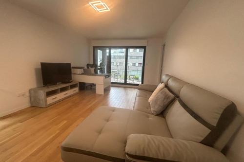 Spacious appt with balcony in the 13th