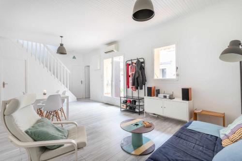 - un salon blanc avec un lit et une table dans l'établissement Nice T3 of 61 m2 near the sea, à Marseille