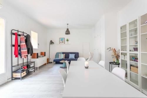 un salon blanc avec une table et des chaises blanches dans l'établissement Nice T3 of 61 m2 near the sea, à Marseille