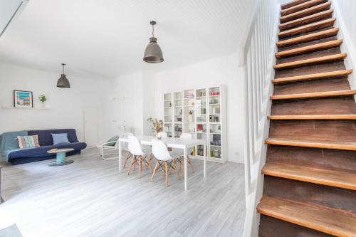 - un escalier dans le salon avec une table et des chaises dans l'établissement Nice T3 of 61 m2 near the sea, à Marseille