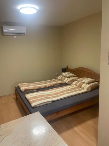 Ein Bett oder Betten in einem Zimmer der Unterkunft Rózsakert Apartmanház