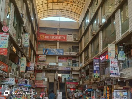 Supermarket nebo jiné obchody v  hotelu nebo okolí