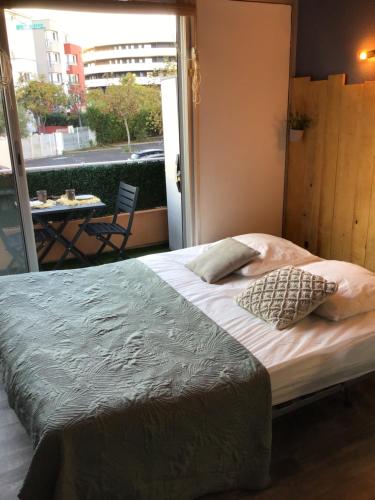 un lit avec deux oreillers dessus dans une chambre dans l'établissement Charmant studio cabine avec piscine, au Cap d'Agde