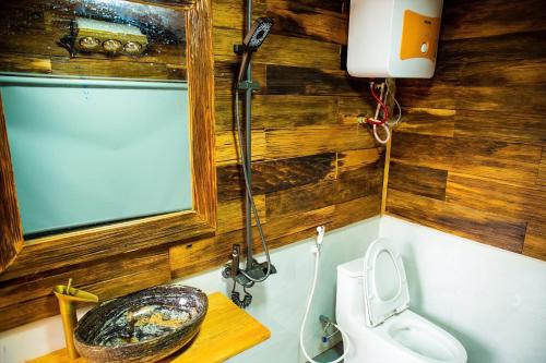 a small bathroom with a toilet and a sink at Mây home Trạm Tấu bungalow in Ya Ló