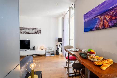un salon avec une table avec de la nourriture dessus dans l'établissement Garibaldi AP4447 By Riviera Holiday Homes, à Nice