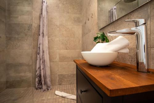 une salle de bain avec un lavabo et une douche dans l'établissement Garibaldi AP4447 By Riviera Holiday Homes, à Nice