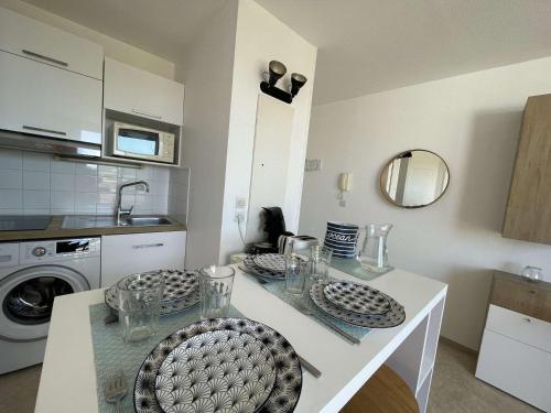 - une cuisine avec une table et un évier dans l'établissement Appt 2 pièces LA ROCHELLE - LR030-A310, à La Rochelle