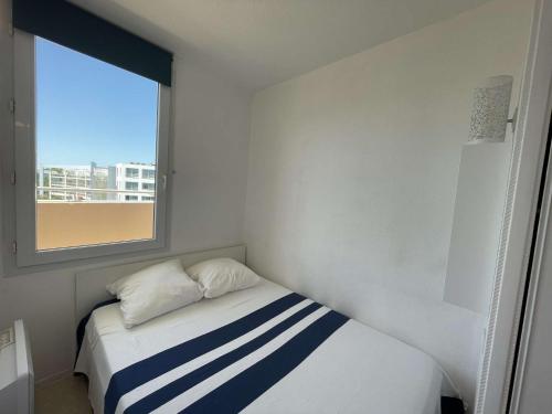 - une petite chambre avec un lit et une fenêtre dans l'établissement Appt 2 pièces LA ROCHELLE - LR030-A310, à La Rochelle