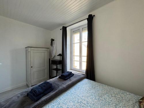 Ένα ή περισσότερα κρεβάτια σε δωμάτιο στο Mulberry duplex bien équipé 2 chambres petite vue sur mer plein centre d'Arromanches à 2 mn de la plage et près de Bayeux