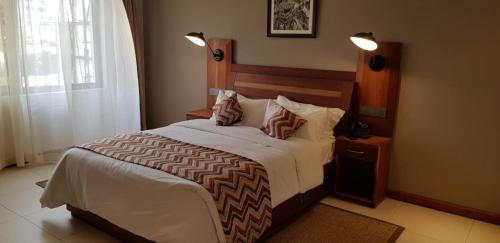 Postel nebo postele na pokoji v ubytování Kampala Nile Resort