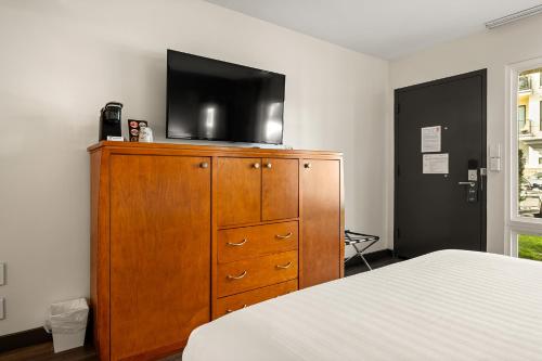 a bedroom with a tv on top of a dresser at Vagabond Inn Glendale in Glendale