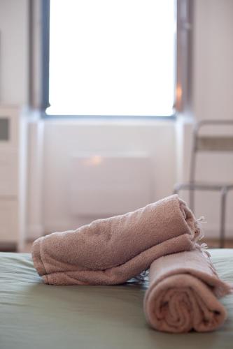 - une serviette assise au-dessus du lit dans l'établissement Le Clos Margaux - Vue Cité Médiévale - 3 Chambres, à Carcassonne