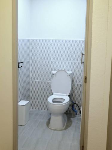 Salle de bains dans l'établissement The 5ive Homestay