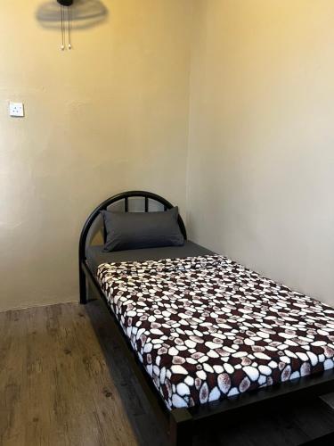 Postel nebo postele na pokoji v ubytování Ghazrin's Garuda Hotel