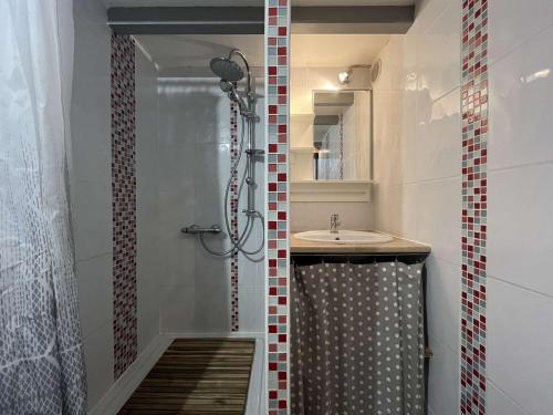 une salle de bain avec un lavabo et une douche dans l'établissement Maison Studio Mezzanine - Gruissan GN180-057, à Gruissan