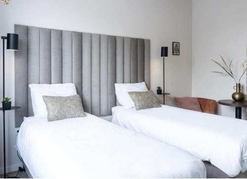 Katil atau katil-katil dalam bilik di Fast Wifi, Kitchen Access Suite Maison Lux