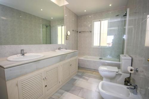 a bathroom with a sink and a toilet and a tub at Three bedroom apartment La Mairena Elviria in La Mairena