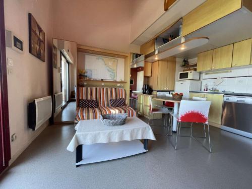 une petite cuisine avec une table et des chaises. dans l'établissement Appt 3 pièces LA ROCHELLE - LR010-314, à La Rochelle