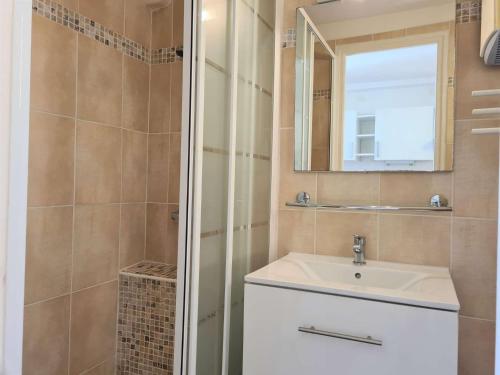 une salle de bain avec un lavabo et un miroir dans l'établissement 3 pièces mezzanine CAP D 'AGDE CT200-724, au Cap d'Agde
