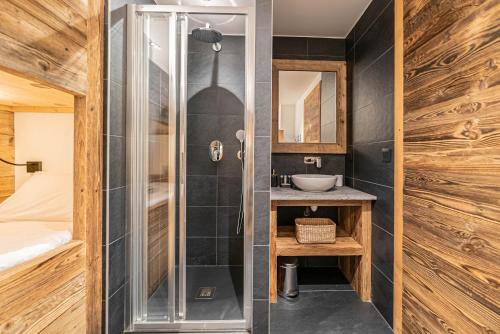 a bathroom with a glass shower and a sink at Duplex Pen Men - LES GETS, proche du centre, jacuzzi, superbe vue in Les Gets