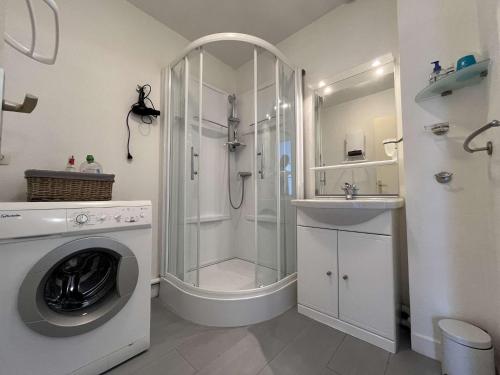 une salle de bain avec douche et machine à laver dans l'établissement Appartement T2 LA ROCHELLE - LR640-041, à La Rochelle