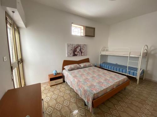 贝瓦尼亚圣彼得Villa Sul Mare的一间卧室，配有一张床和一张双层床