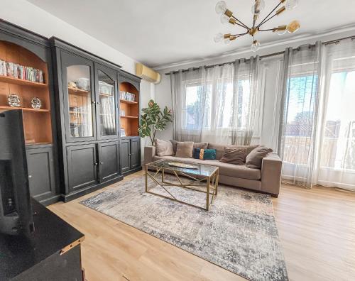 un salon avec un canapé et une table dans l'établissement T4 Lumineux & Spacieux, à Avignon