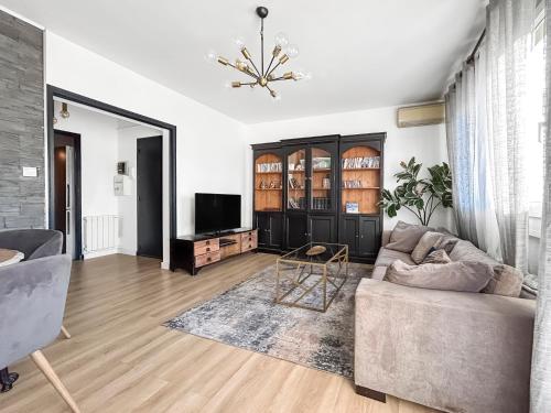 un salon avec un canapé et une télévision dans l'établissement T4 Lumineux & Spacieux, à Avignon