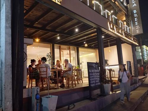 a group of people sitting at a table outside a restaurant at Oak Ray La Ella Breeze in Ella