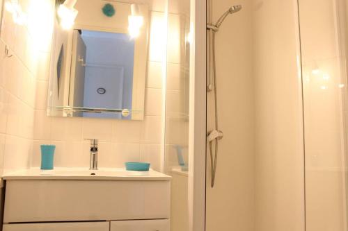 un baño con lavabo y ducha en Appt 2 pièces CHATELAILLON PLAGE - CL040-309, en Châtelaillon-Plage